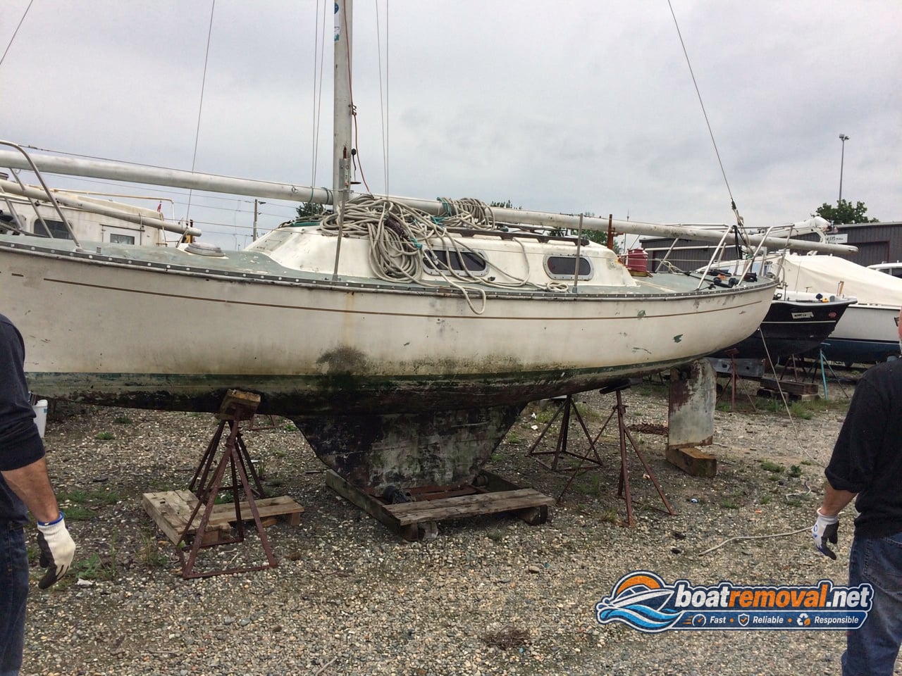 sailboat disposal, 27 ft sailboat on stands with mast unstepped