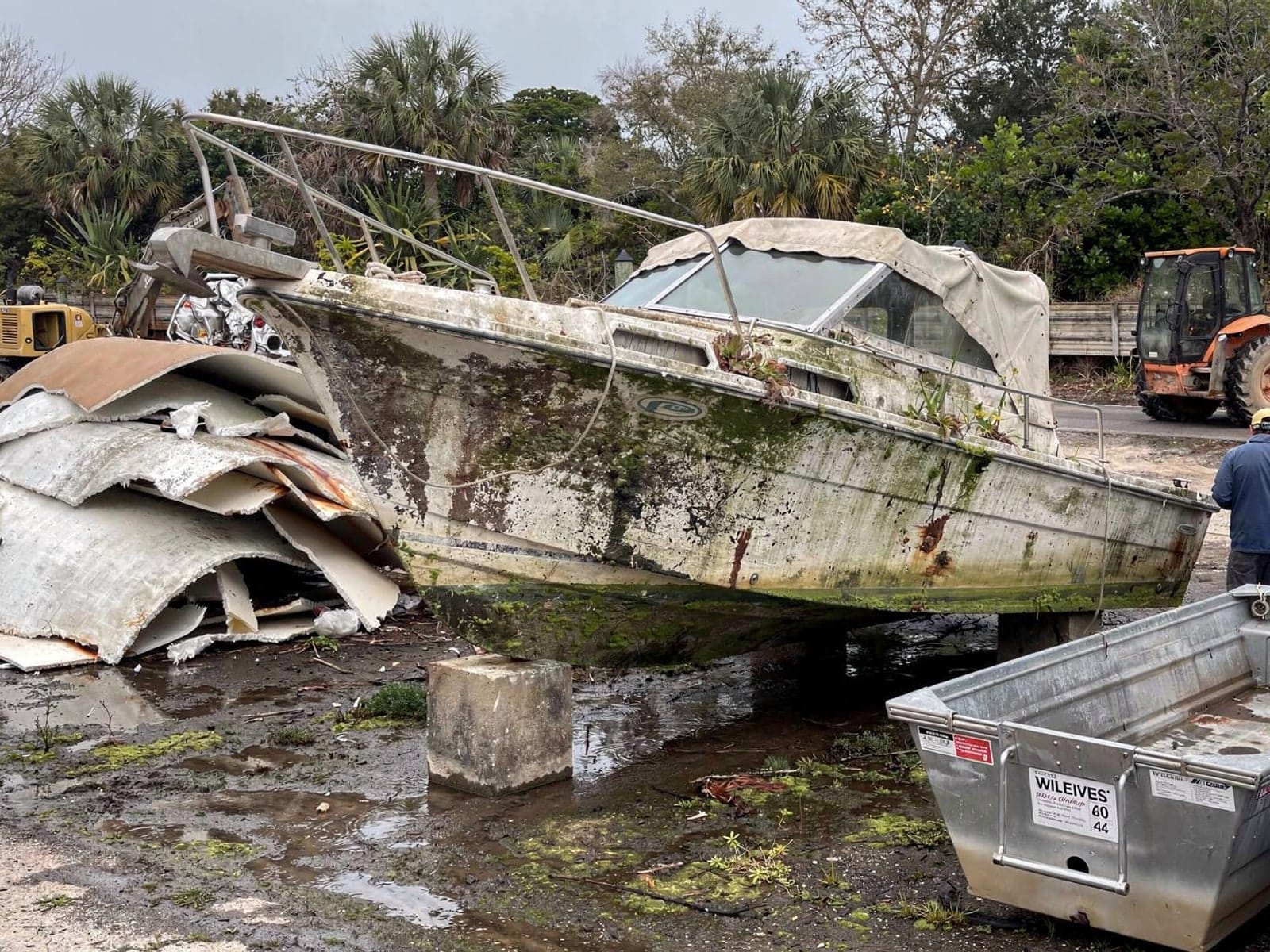 Sunken boat recovery in Belle Glade, FL: at the recycling yard 27 ft Chris-Craft Commander 27 from Belle Glade, FL at the recycling yard after the recovery