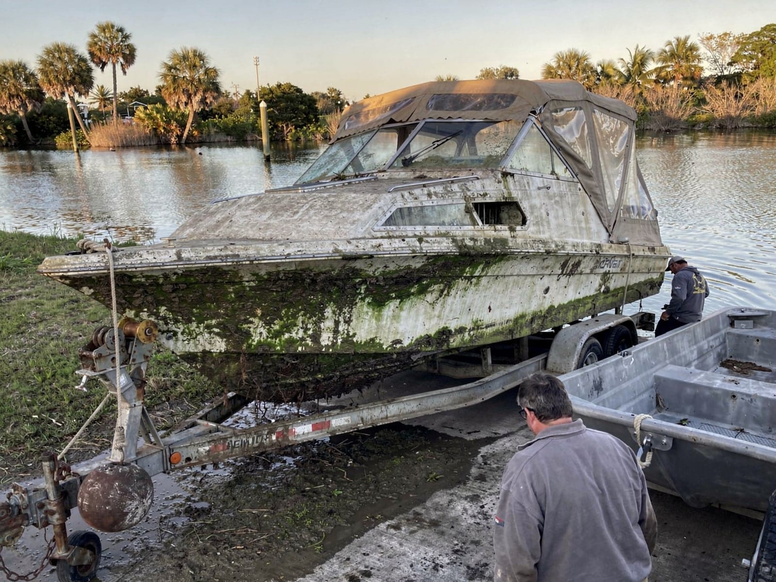 28 ft Carver 28 pulled out on a trailer at a Cooper City, FL boat ramp