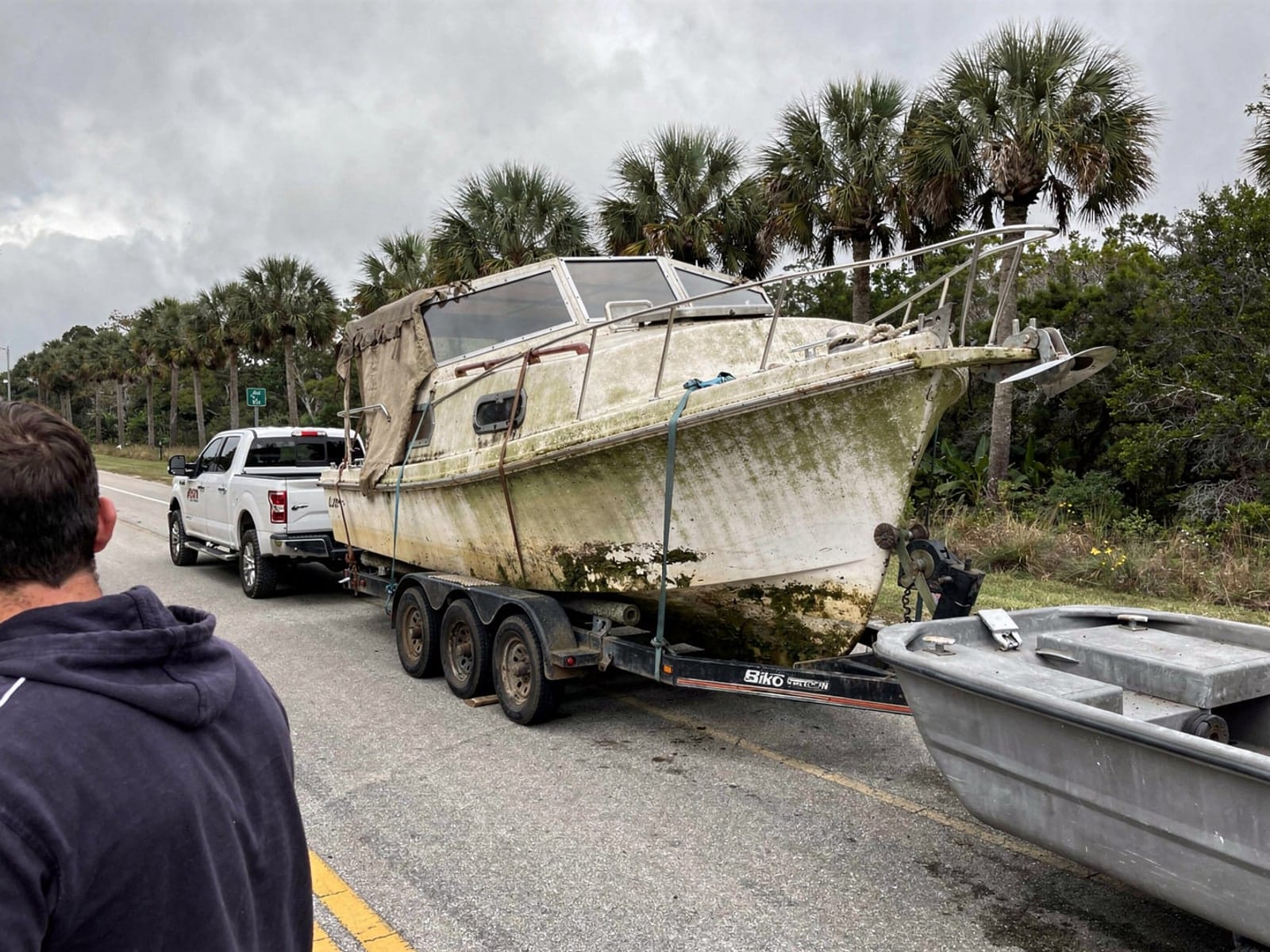 Sunken boat recovery in St Cloud, FL: hauled out on a trailer 26 ft Pearson 26 hauled out of St Cloud, FL on a trailer after the recovery