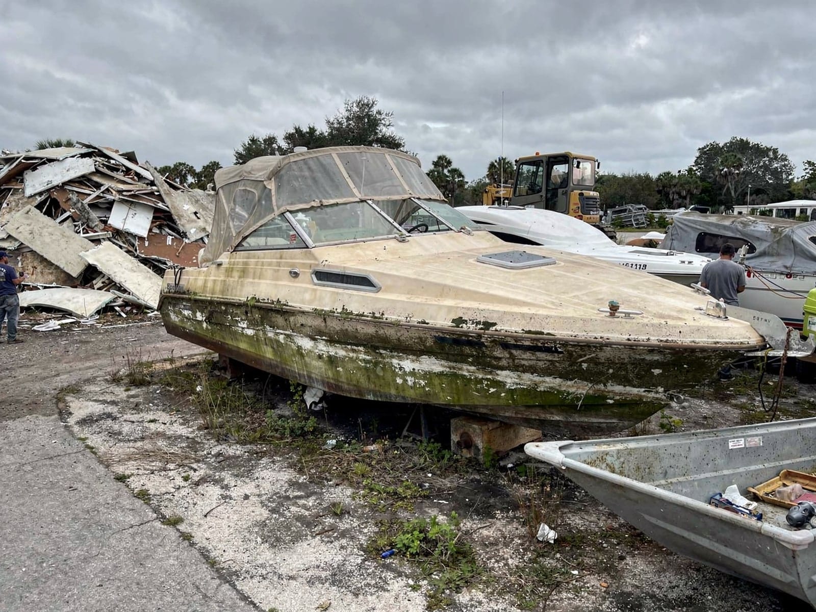 24 ft Bayliner 2455 Ciera from Buenaventura Lakes, FL at the recycling yard after the recovery