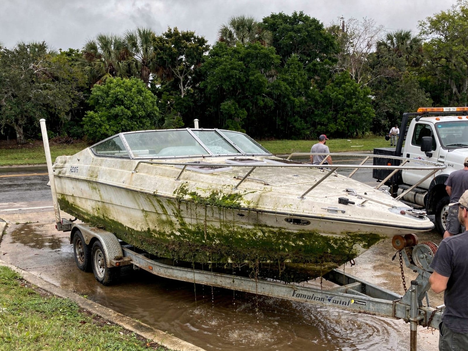 24 ft Formula 242 pulled out on a trailer at a Mount Dora, FL boat ramp