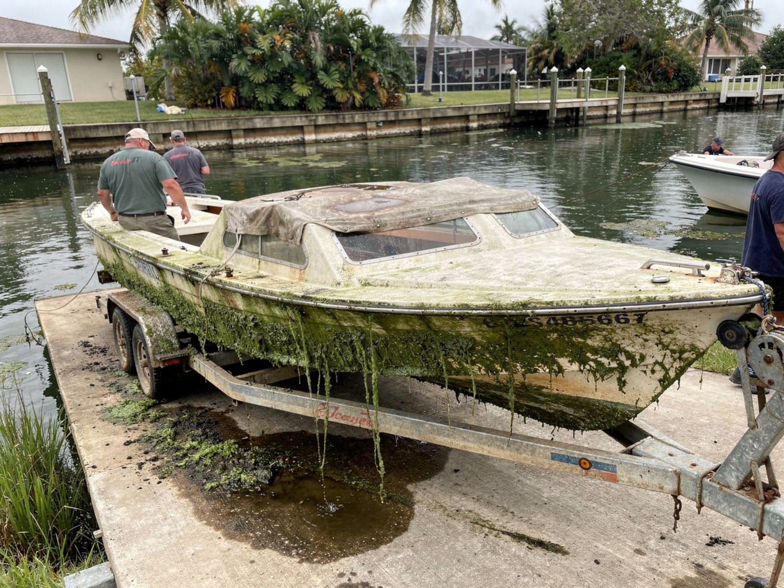 Sunken boat recovery in Delray Beach, FL: pulled out at the ramp 25 ft O'Day 25 pulled out on a trailer at a Delray Beach, FL boat ramp