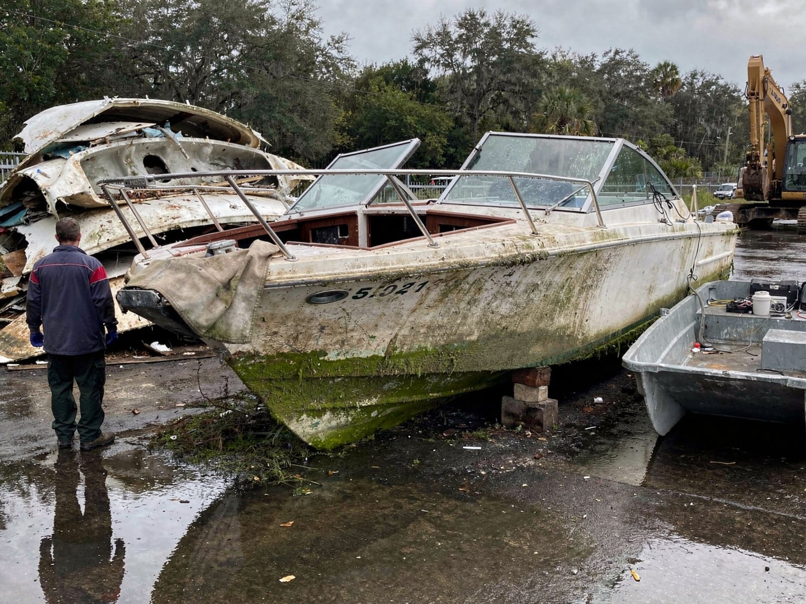 27 ft Chris-Craft Commander 27 from Hobe Sound, FL at the recycling yard after the recovery