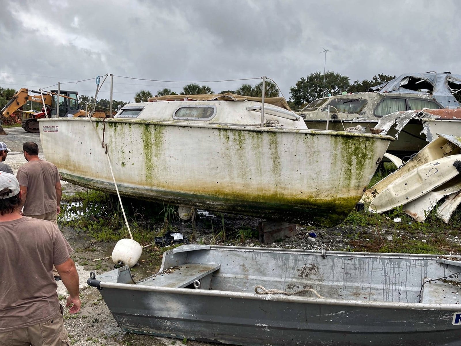 Sunken boat recovery in Princeton, FL: at the recycling yard 26 ft Pearson 26 from Princeton, FL at the recycling yard after the recovery