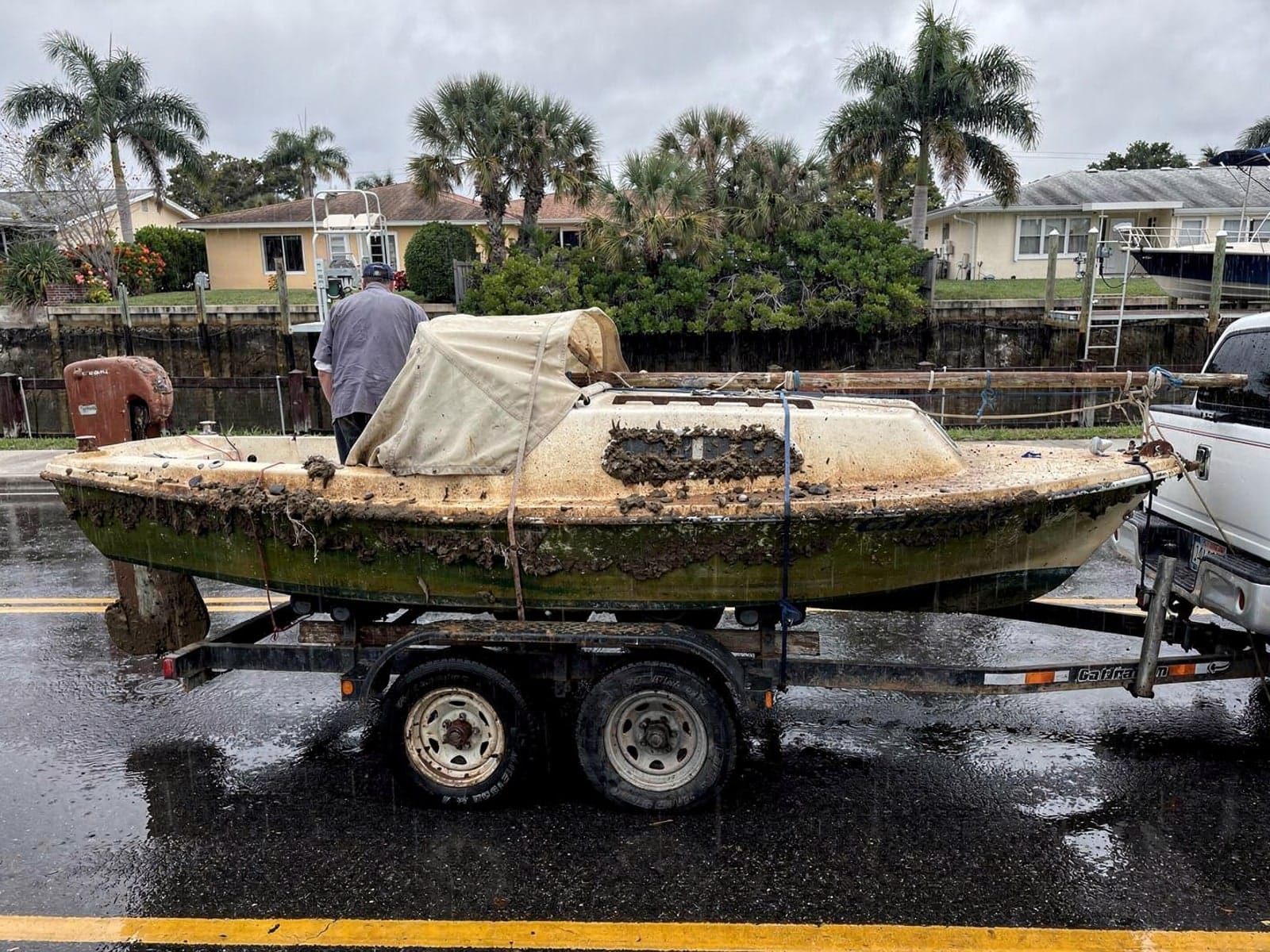 Sunken boat recovery in Apollo Beach, FL: hauled out on a trailer 22 ft Catalina 22 hauled out of Apollo Beach, FL on a trailer after the recovery