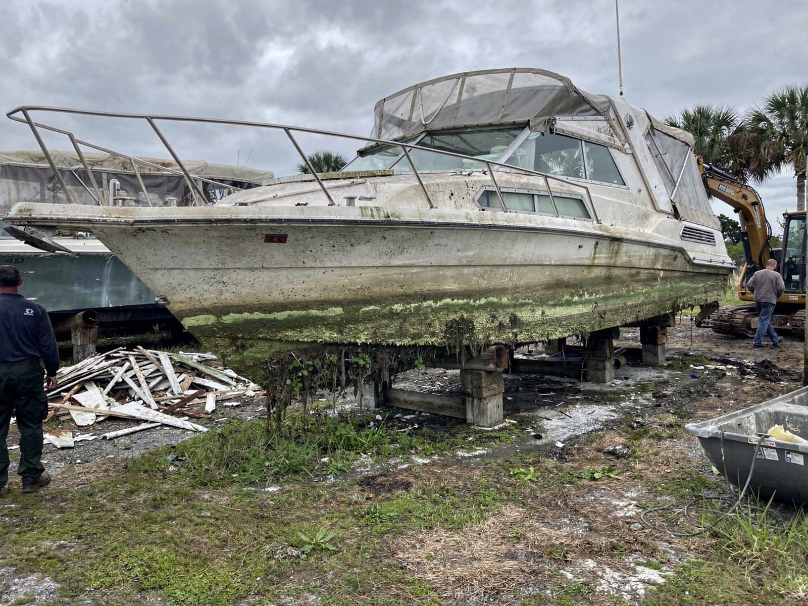28 ft Carver 28 from Brent, FL at the recycling yard after the recovery