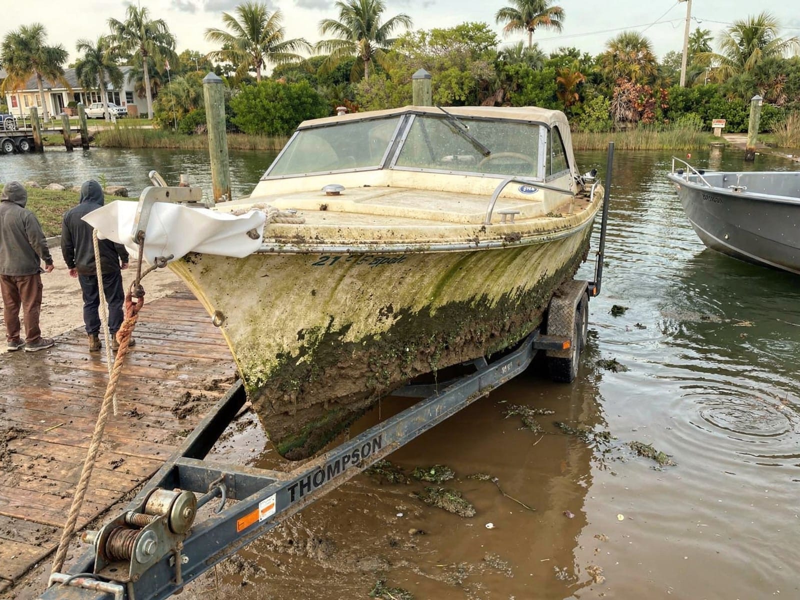 Sunken boat recovery in Gateway, FL: pulled out at the ramp 21 ft Thompson 21 pulled out on a trailer at a Gateway, FL boat ramp