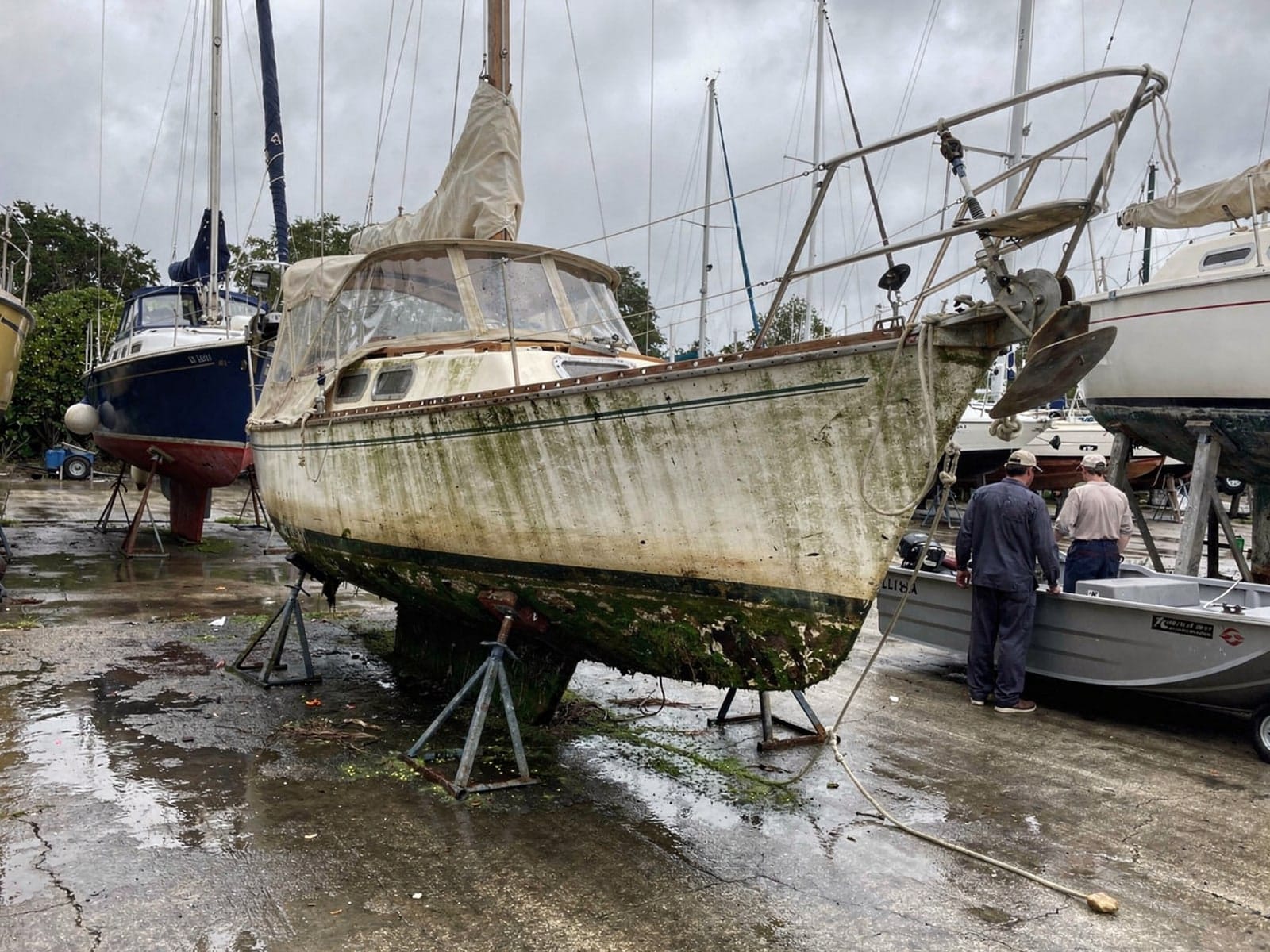 27 ft Catalina 27 from Cheval, FL on stands at a repair yard after the recovery