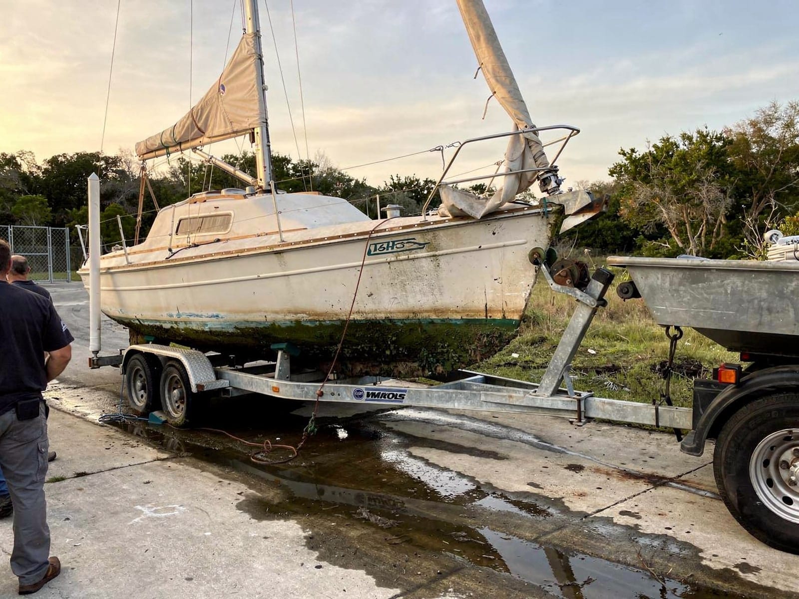 27 ft Catalina 27 pulled out on a trailer at a Florida Ridge, FL boat ramp