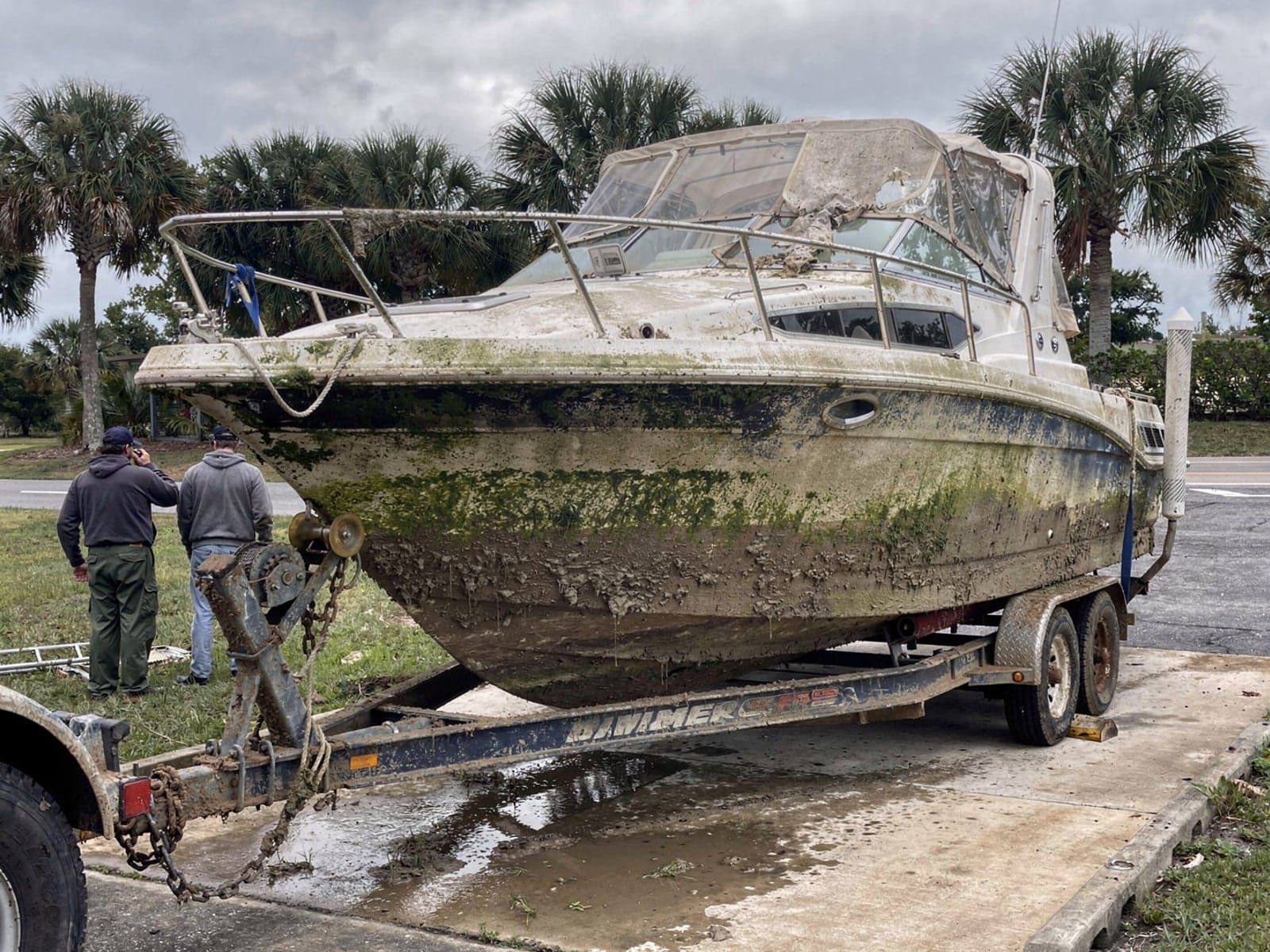24 ft Bayliner 2455 Ciera pulled out on a trailer at a Sugarmill Woods, FL boat ramp