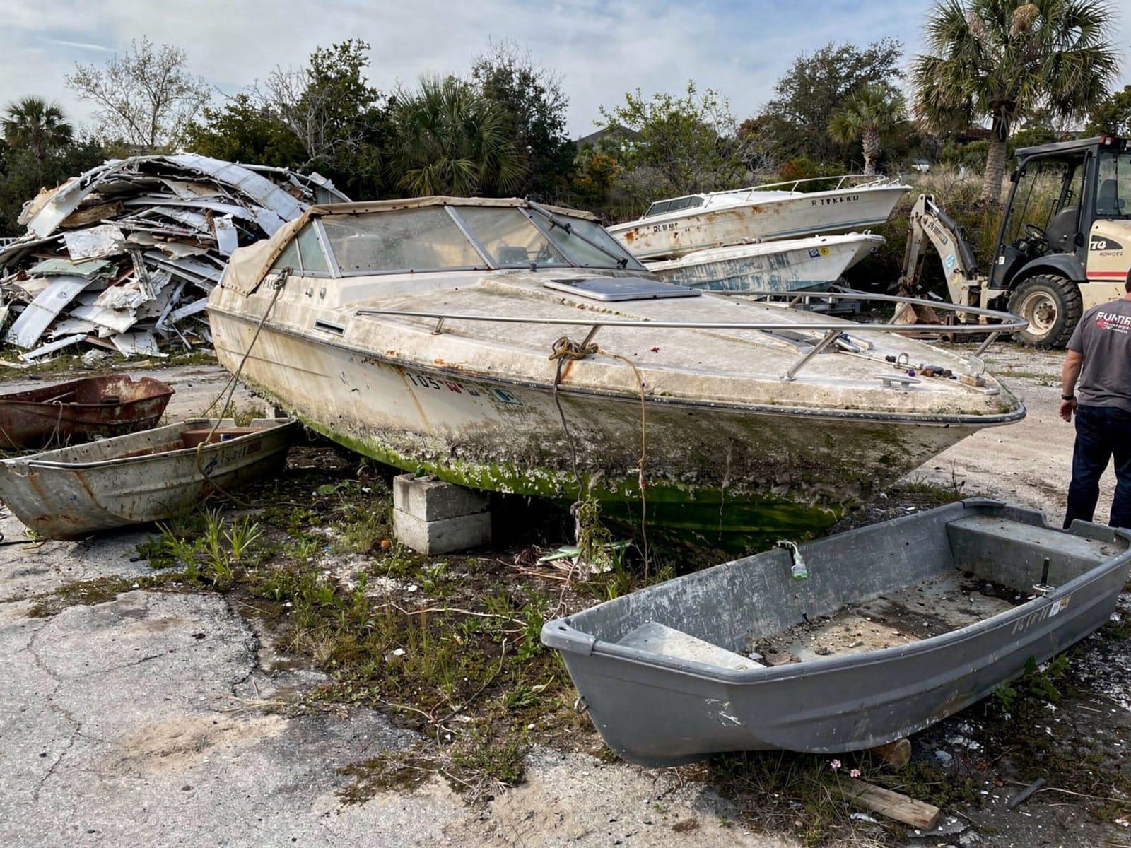 23 ft Rinker 232 from Tampa, FL at the recycling yard after the recovery